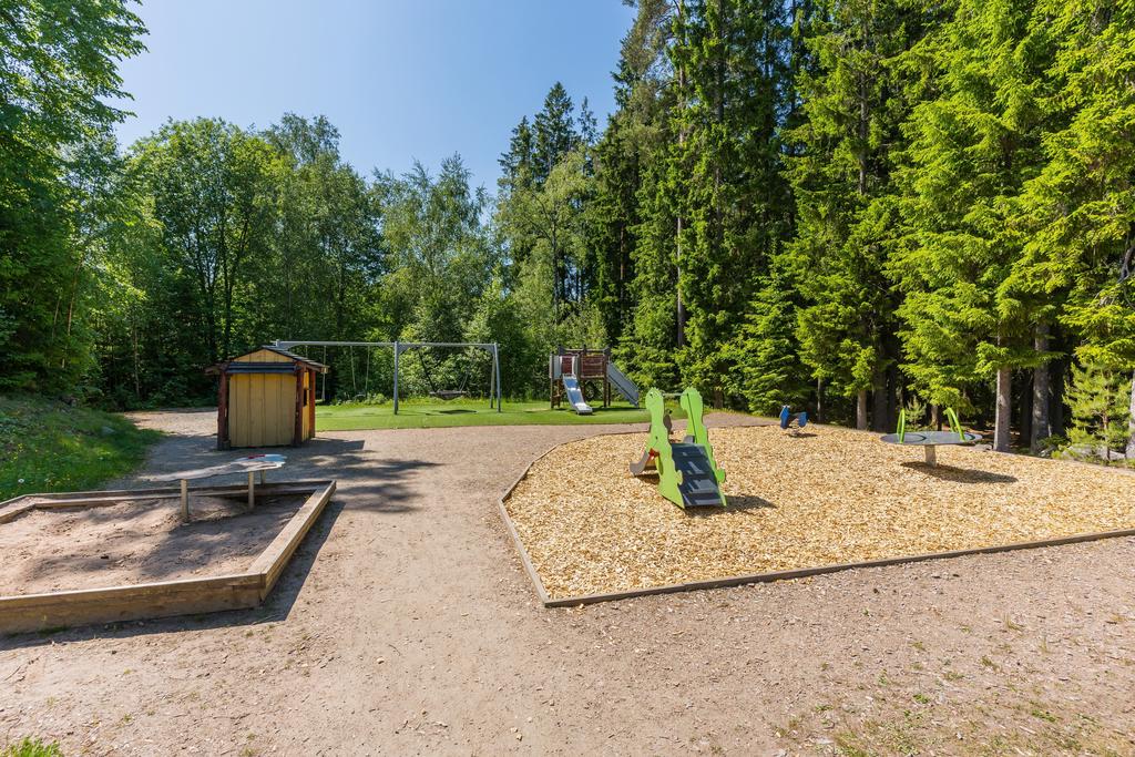 Fin lekplats i naturmiljö