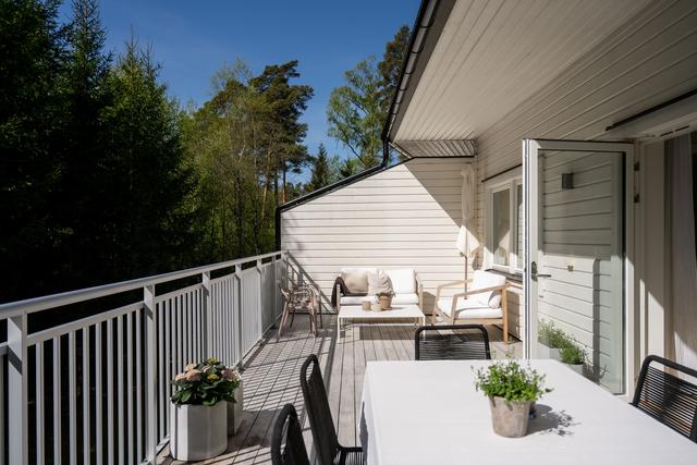 Stor balkong med härligt solläge  och plats för både lounge- och matgrupp