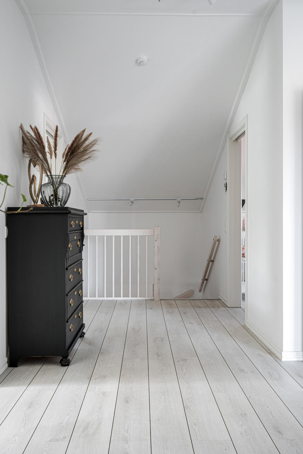 Övre hall som sammanbinder de fyra rummen som finns här.
