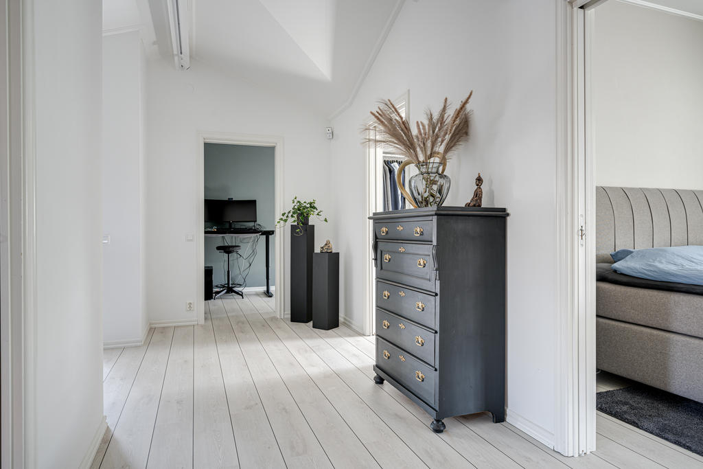 Vy från övre hall mot sovrum.