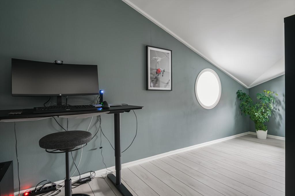 Sovrum 3 används idag som kontor och de runda fönstret blickar ut över matsalen på nedre plan