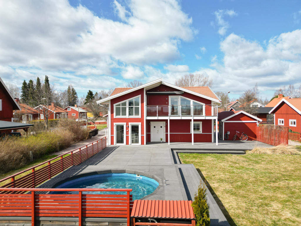 Stort pooldäck och pool