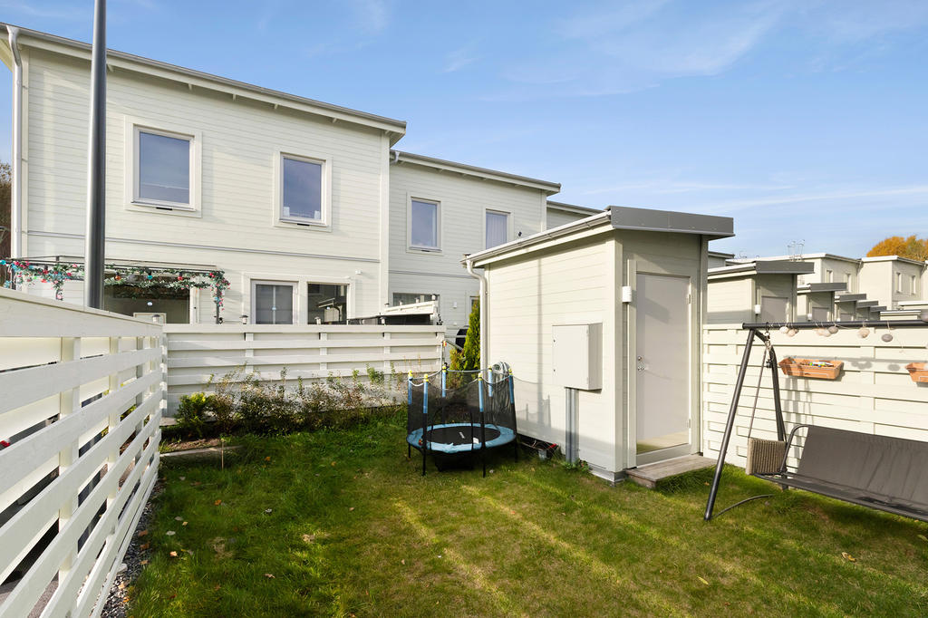 Uteplats på baksidan & Förråd