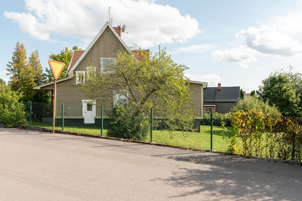 Gavel/baksida huset från vägen