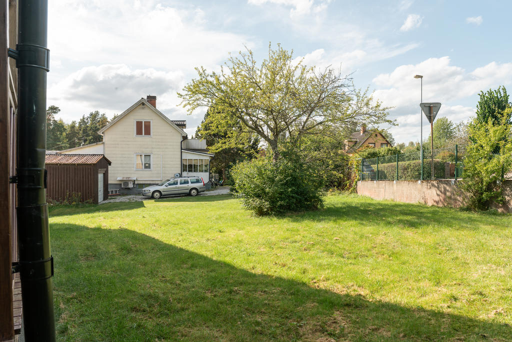 Trädgård/baksida huset