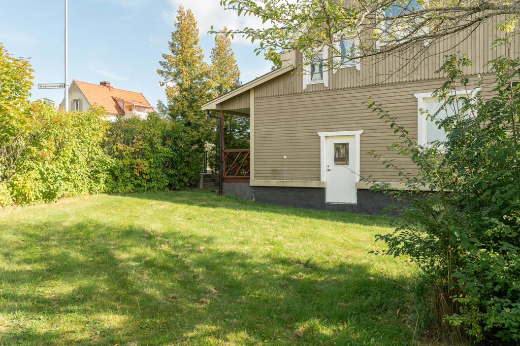 Baksida huset mot entré