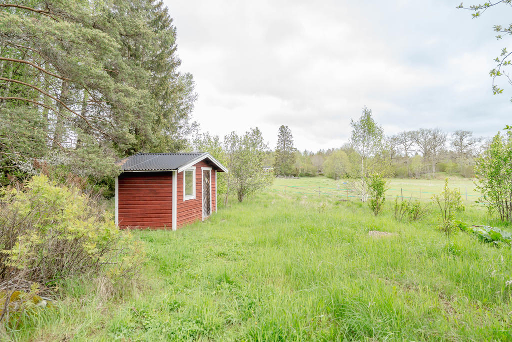 Utsikt mot åkermark och hästhagar.
