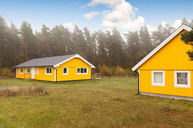 Bostadshus och garage/förrådsbyggnad