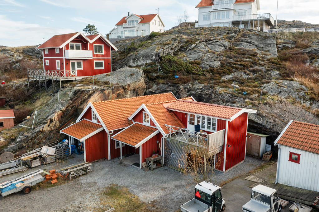 Den högra delen av byggnaden är Hamnvägen 12.