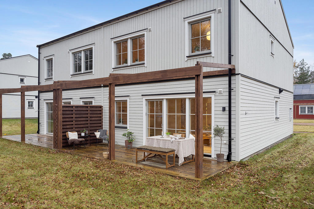 Altanen på husets baksida har plats för både matmöblemang och loungegrupp.  Här kan du njuta av härliga grillkvällar tillsammans familj och vänner. Inspirationsbild från visninghuset på Nässelvägen 2A (126 kvm).