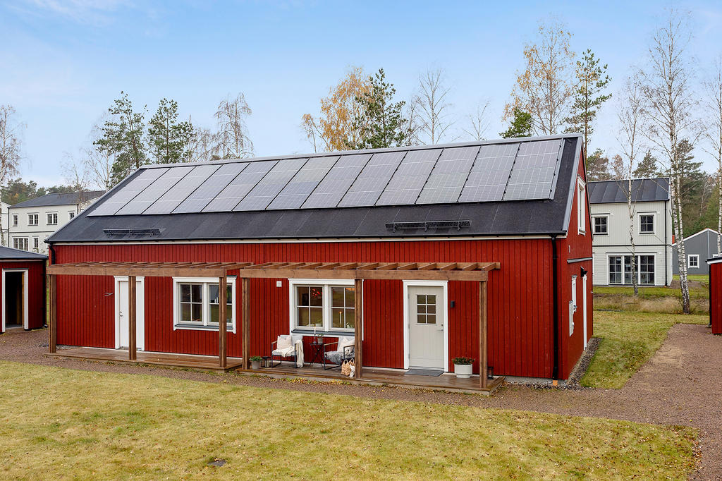 Vid entrén finns en ombonad plats i östligt läge, här kan du njuta av morgonkaffet när solen går upp.  Välkommen till Nässelvägen och de mindre parhusen med 4 rok på 98 kvm!