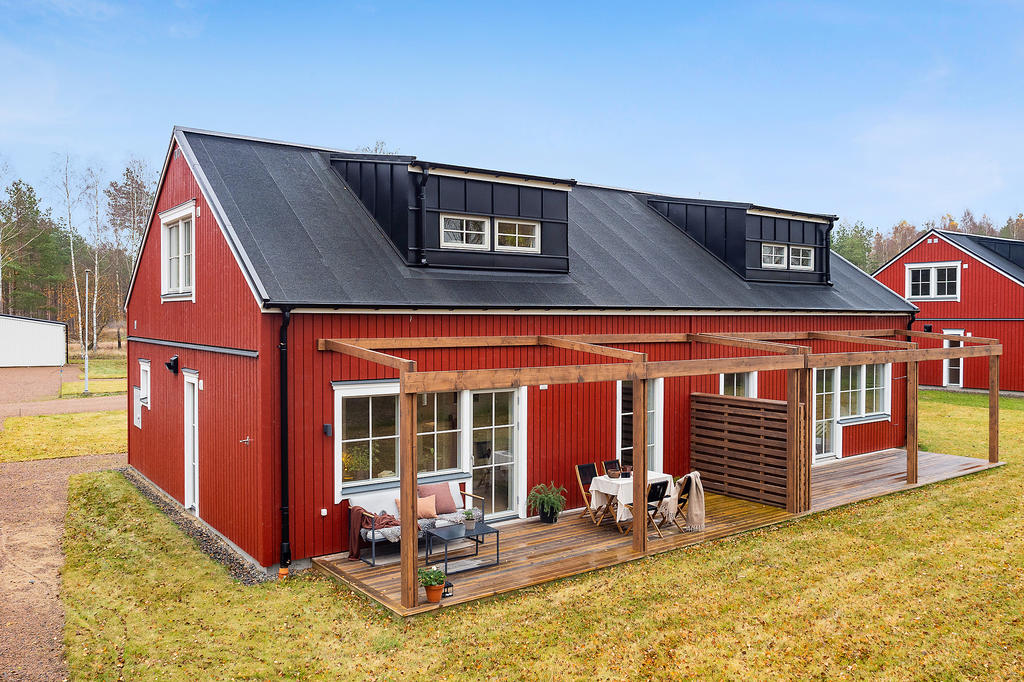 Uteplats på husets baksida med plats för både matmöblemang och loungegrupp. Här kan du njuta av eftermiddagssolen tillsammans med familj och vänner. Inspirationsbild från visningshuset på Nässelvägen 1A (98 kvm).