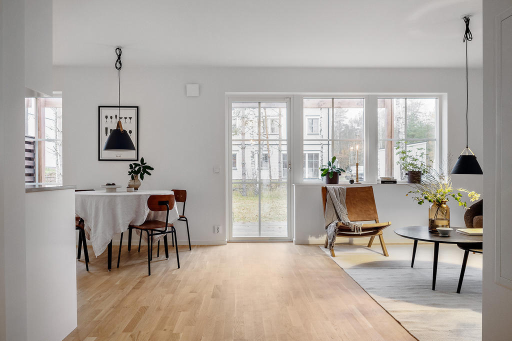 Öppen planlösning mellan kök, matplats och vardagsrum skapar fina sociala ytor. Inspirationsbild från visningshuset på Nässelvägen 1A (98 kvm), notera att avvikelser förekommer gällande materialval, färger och utformning på ytskikt i övriga bostäder.