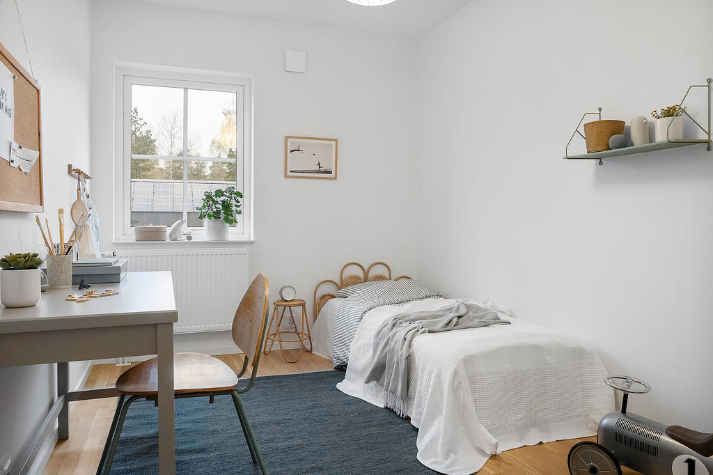 På ovanvåningen finns ett stort föräldrasovrum samt två mindre sovrum på närmre ca 10 kvm, samtliga med egna garderober. Inspirationsbild från visningshuset på Nässelvägen 2A (126 kvm), notera att avvikelser förekommer gällande golvet som är i ek i övriga bostäder.