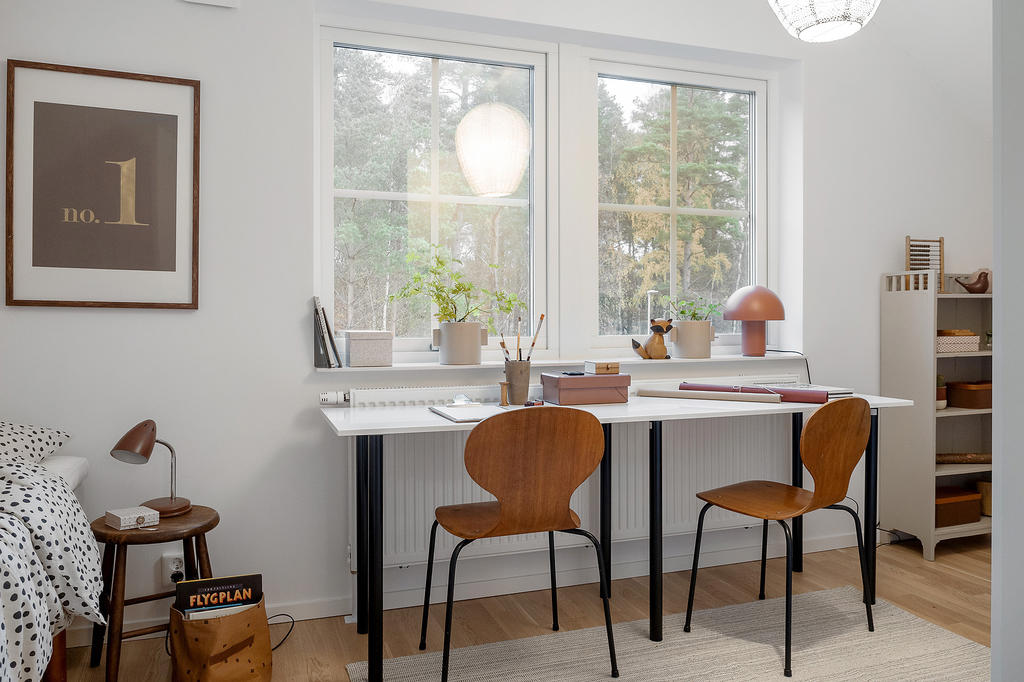 På nedervåningen finns ett större sovrum och ovanvåningen inrymmer ett mindre sovrum som är långsmalt, vilket underlättar att möblera rummet i olika sektioner. Inspirationsbild från visningshuset på Nässelvägen 1A (101 kvm), notera att avvikelser förekommer gällande golvet som är i ek i övriga bostäder.