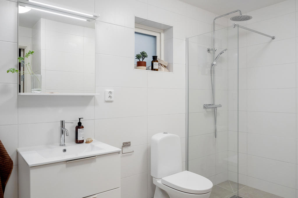 Självklart finns det en toalett även på ovanvåningen så du slipper springa ner när nöden kräver. Inspirationsbild från visningshuset på Nässelvägen 1A (101 kvm), notera att avvikelser förekommer gällande materialval, färger och utformning på ytskikt samt interiör i övriga bostäder.