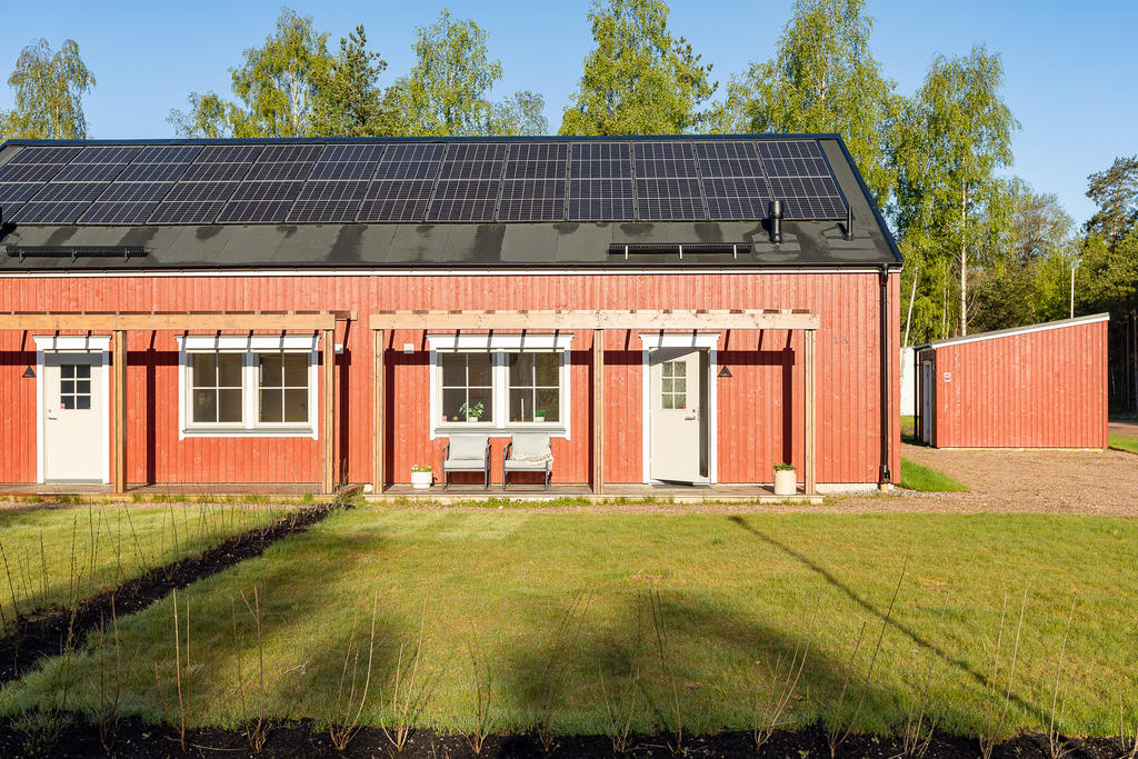 Vid entrén finns en ombonad plats i östligt läge, här kan du njuta av morgonkaffet när solen går upp.  Inspirationsbild från visningshuset på Nässelvägen 1A (101 kvm).