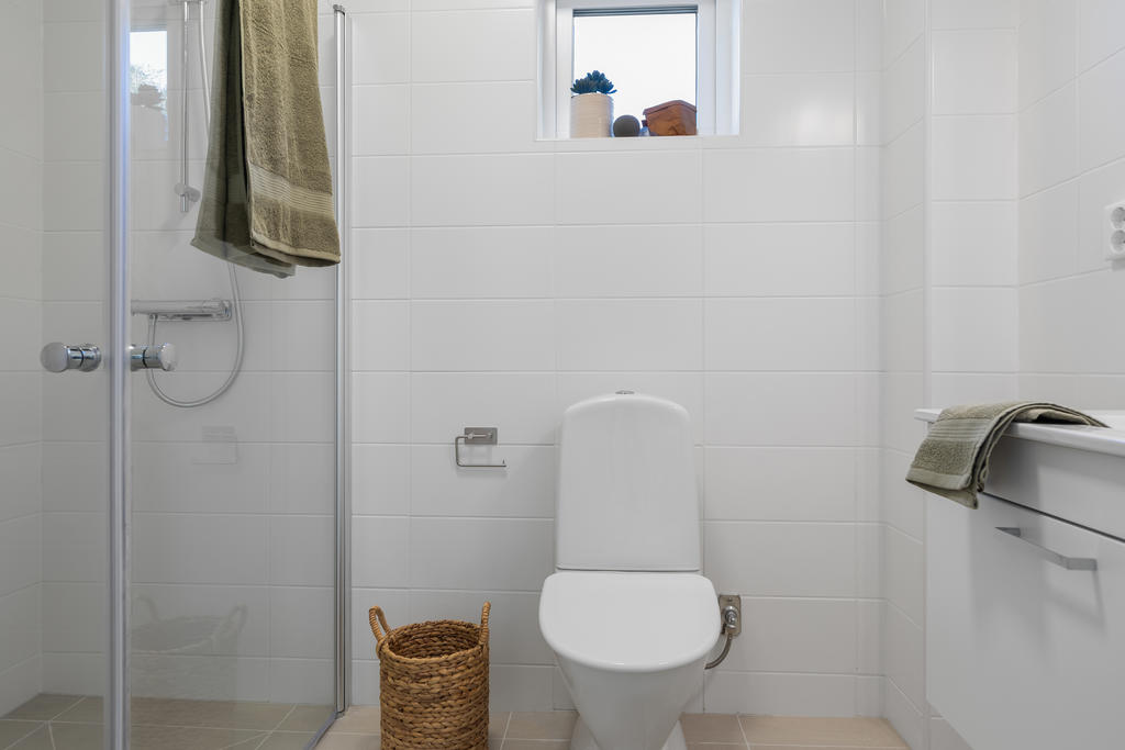 Helkaklade badrum på båda våningsplan för att tillgodose hela familjens behov. Inspirationsbild från visningshuset på Nässelvägen 6A (127 kvm).