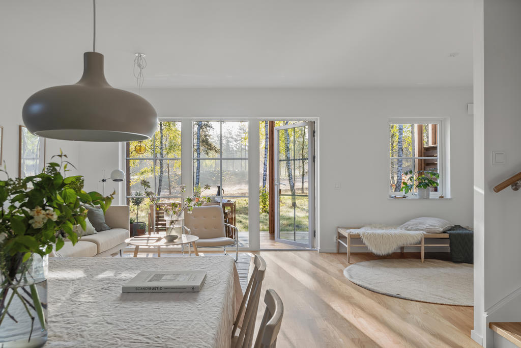 Öppen planlösning mellan kök, matplats och vardagsrum skapar stora sociala ytor. Inspirationsbild från visningshuset på Nässelvägen 6A (127 kvm).