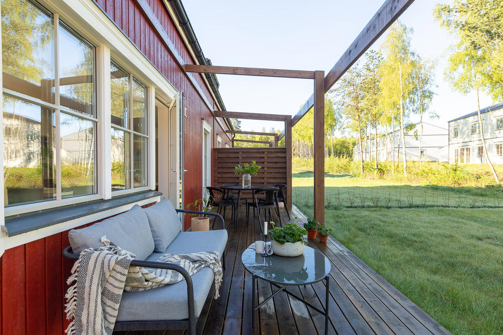 Från vardagsrummet kliver du ut på den större uteplatsen som ligger i anslutning till trädgården på husets baksida. Möt morgonens första strålar på husets framsida och under dagen tar solen sig runt till husets baksida och trädgården. Inspirationsbild från visningshuset på Nässelvägen 1A (101 kvm).