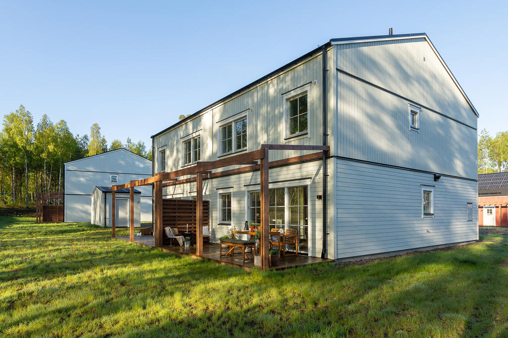 Altanen på husets baksida har plats för både matmöblemang och loungegrupp.  Här kan du njuta av härliga grillkvällar tillsammans familj och vänner. Inspirationsbild från visningshuset på Nässelvägen 6A (127 kvm).
