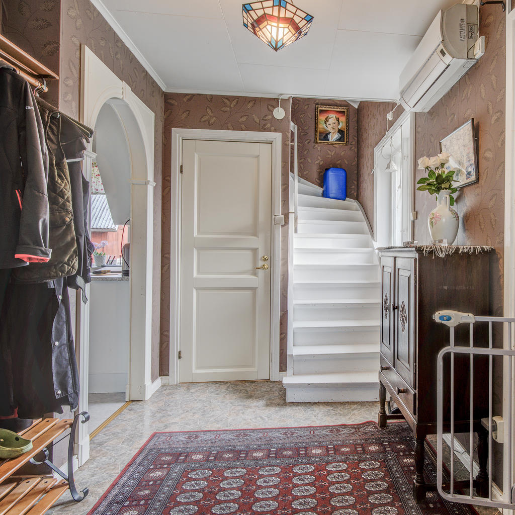 Rymlig hall med goda avhängningsmöjligheter.