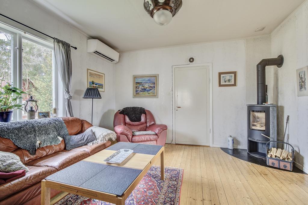 I vardagsrummet finns en värmande braskamin till ruggiga dagar. 