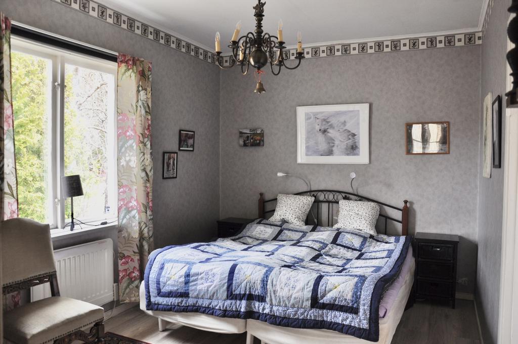 Innanför köket finns ett sovrum med laminatgolv. Tre garderober samt en klädkammare där varmvattenberedaren är installerad