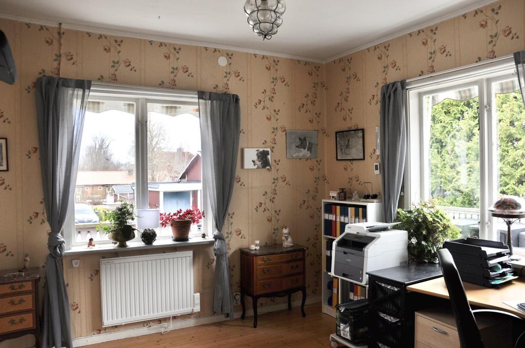 Till vänster i hallen nås detta rum med fint ljusinsläpp från fönster i två väderstreck.