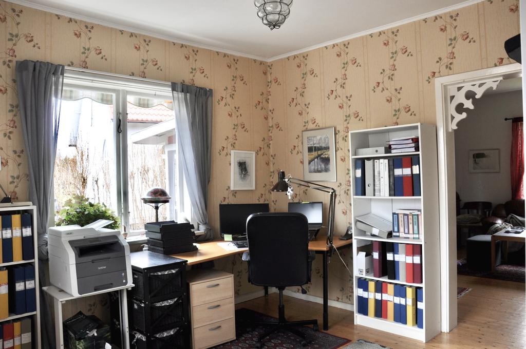 Detta rum kan med fördel användas som sovrum, allrum eller kontor, beroende på dina önskemål och behov.