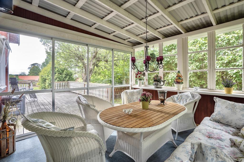 Inglasad altan i skyddat läge och soldäck i vinkel till de varma dagarna.