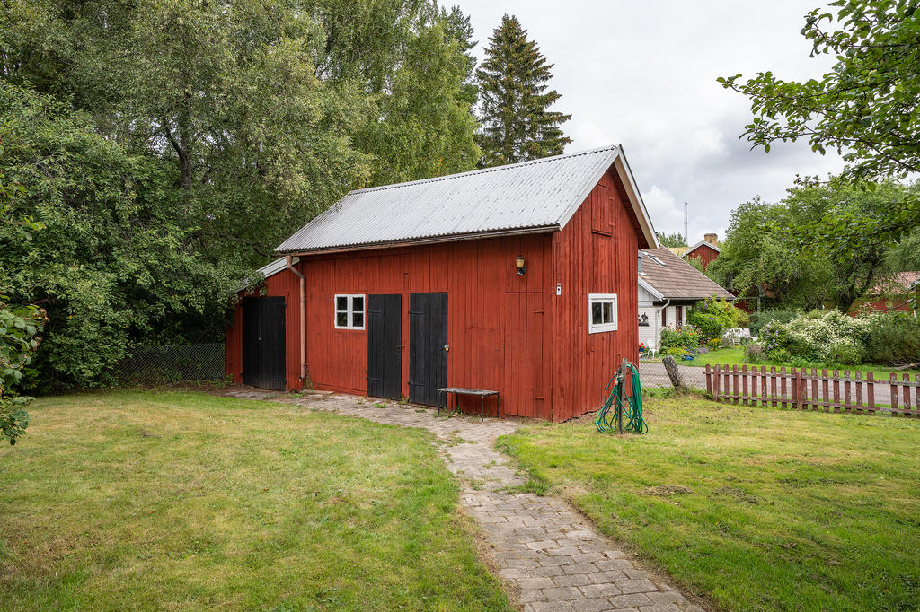 Uthusbyggnad:
Förråd, vedbod och trädgårdsförråd.
