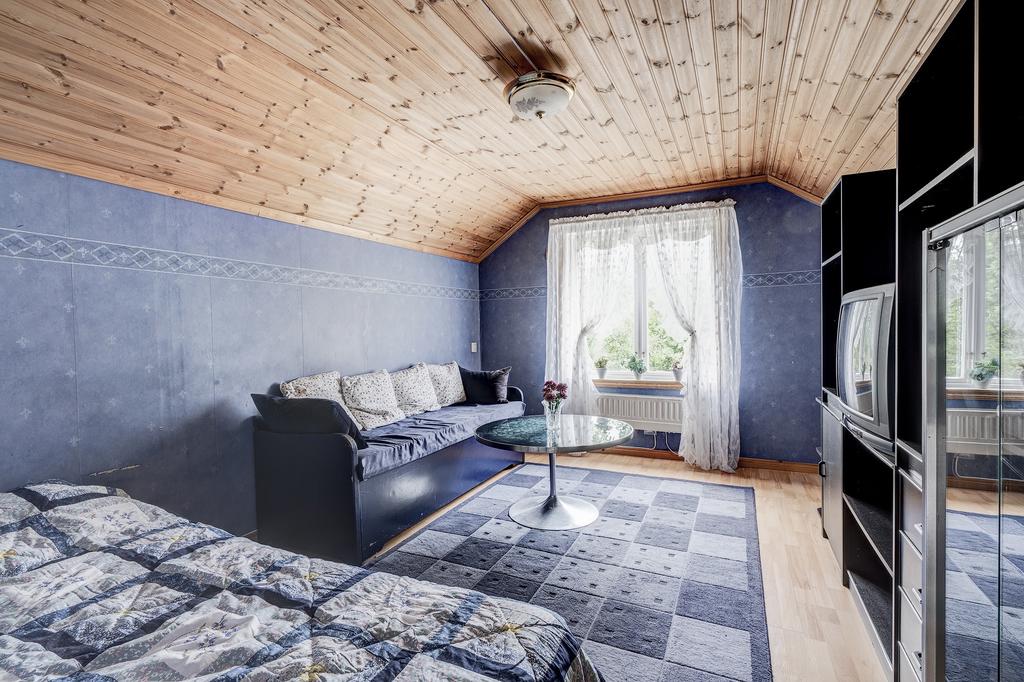 Idag finns ett sovrum längst in på vinden som tidigare använts som tonårs-/gästrum.