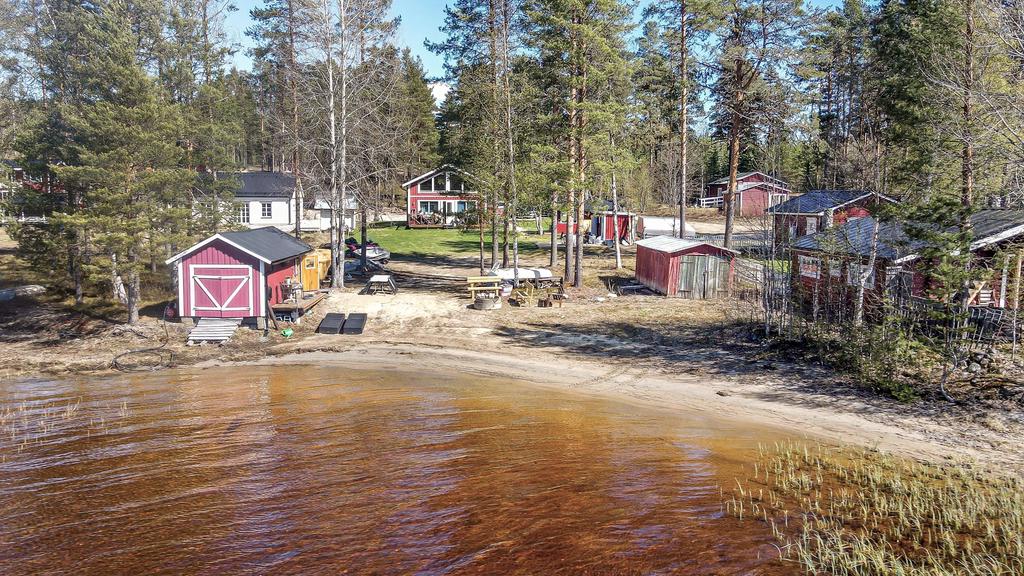 Båthus på högra sidan av stranden