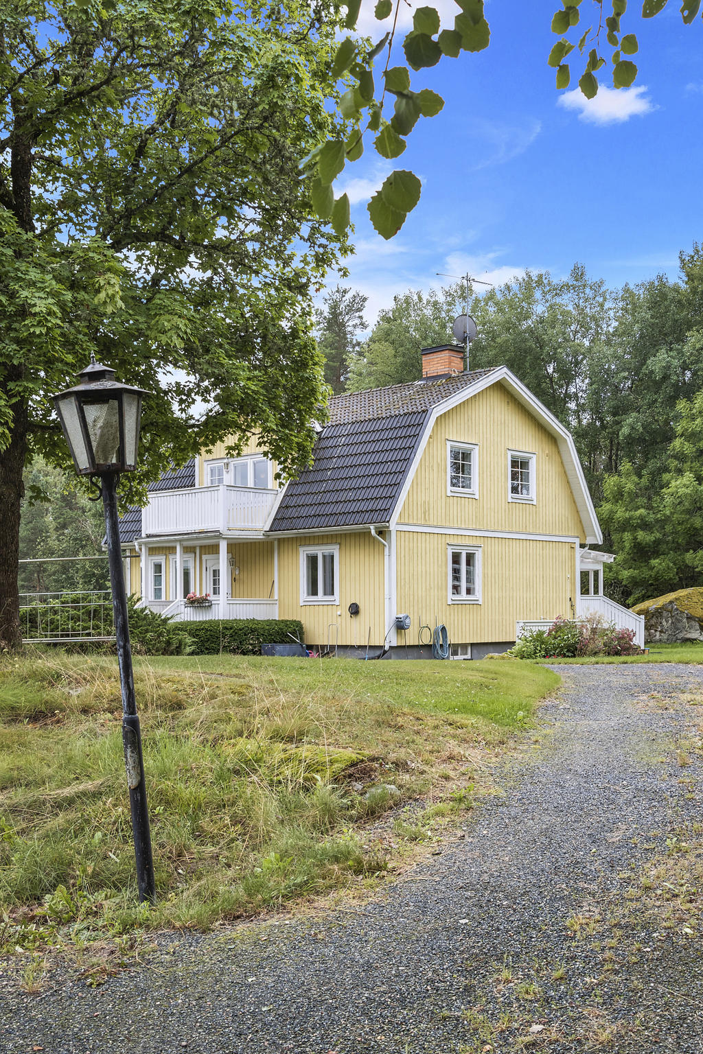 Böjd uppfart till huset