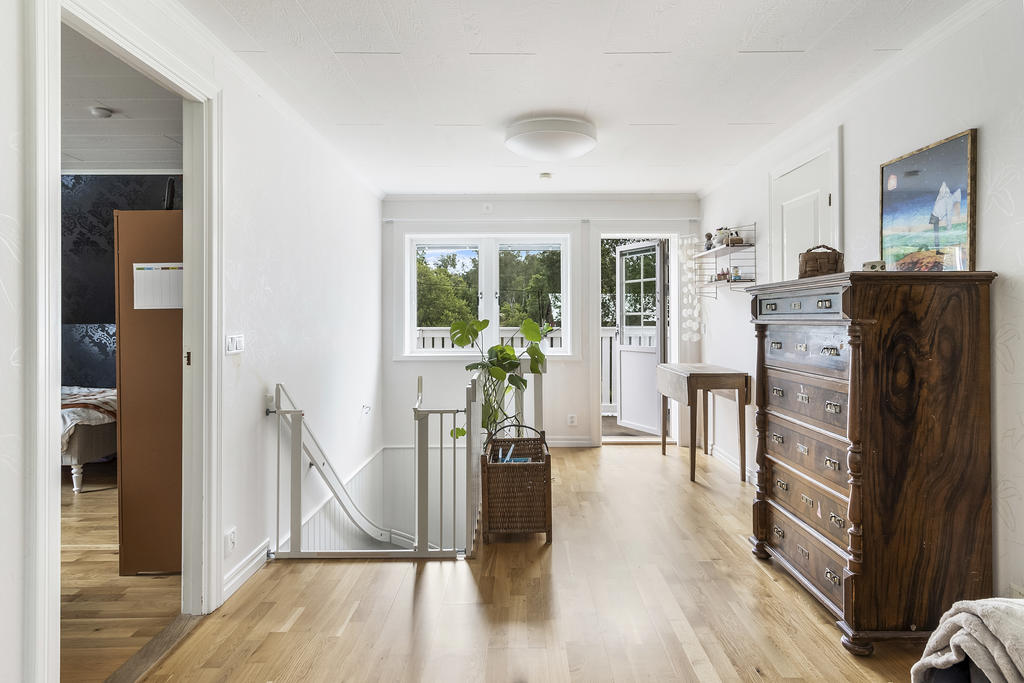 Övervåning med utgång till balkong