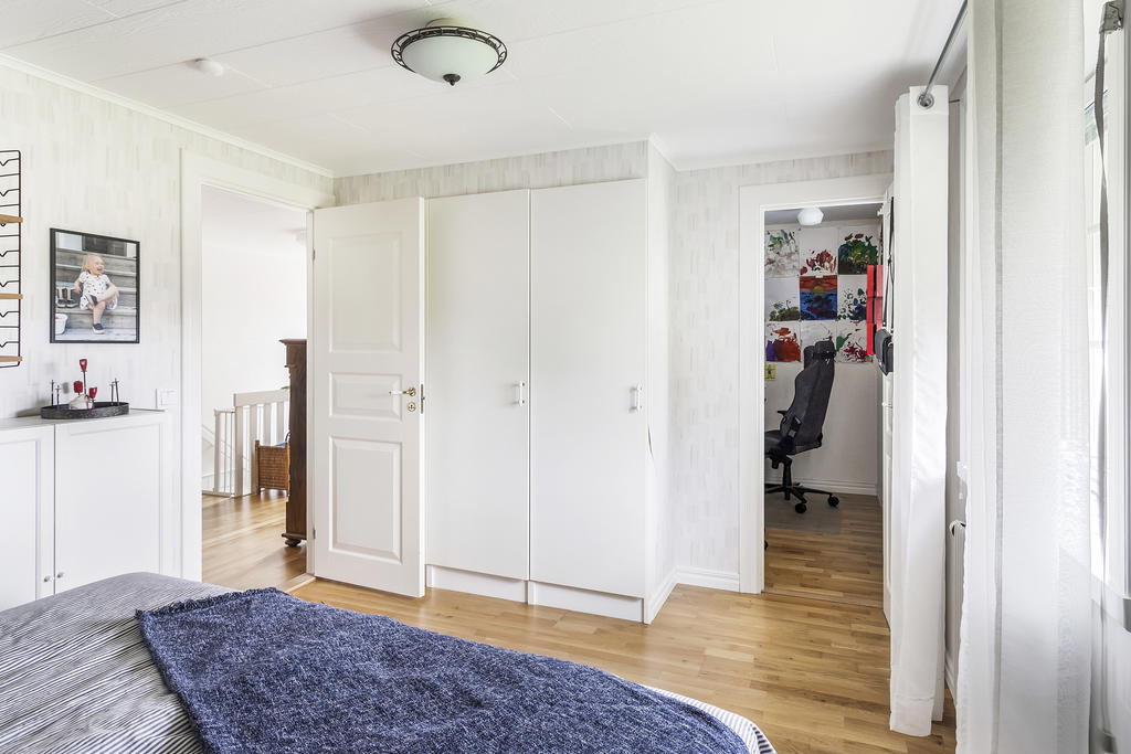 Sovrum med intilliggande kontor