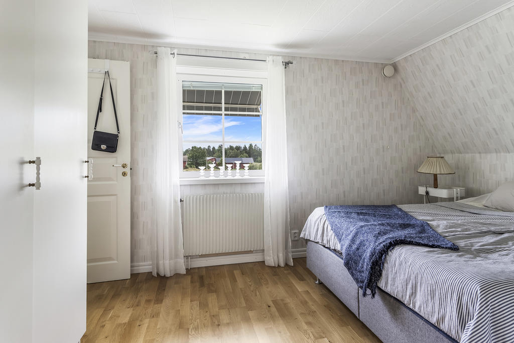 Sovrum med platsbyggda garderober