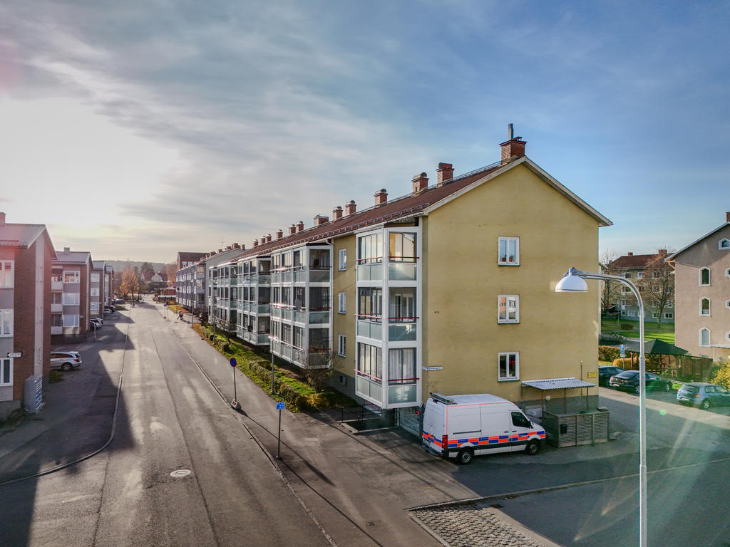 Brf Vallmon nr 6 i Bollnäs, belägen på Läroverksgatan. 