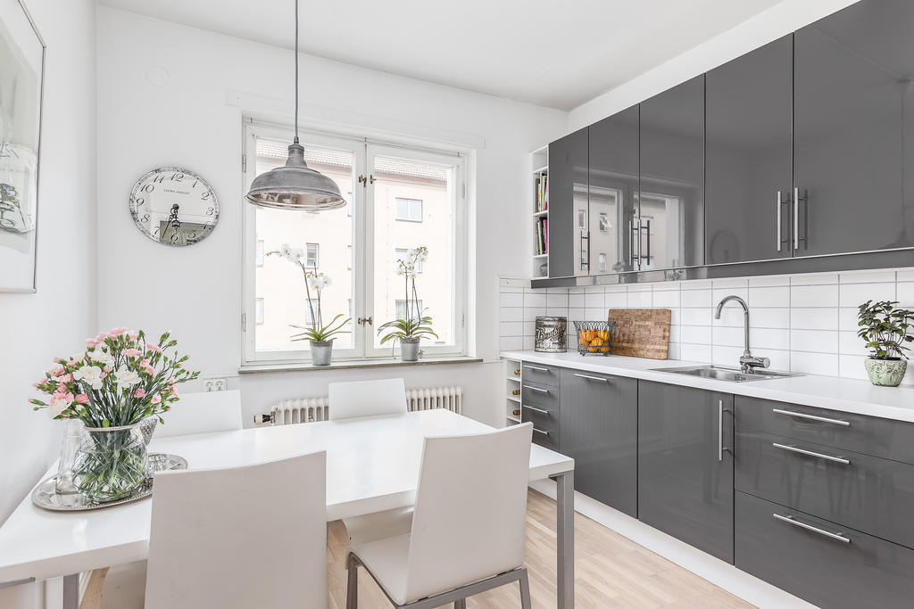Kök i grått med plats för matbord