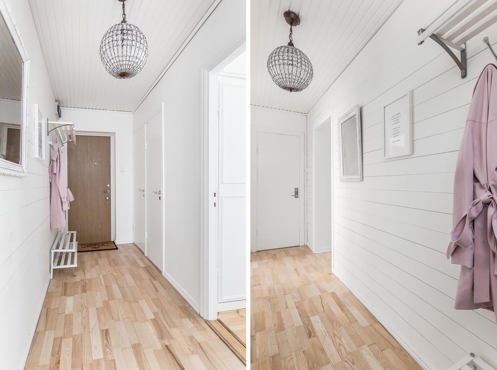 Entréhall med träpanel på vägg