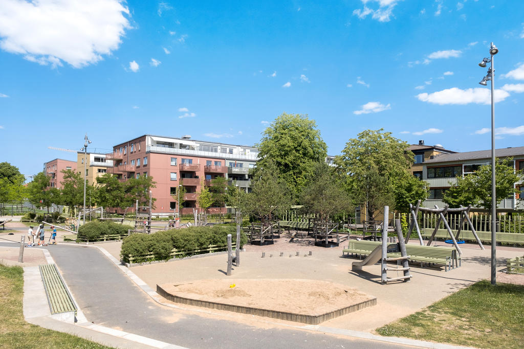 Området erbjuder flera lekplatser och närhet till grönområden.