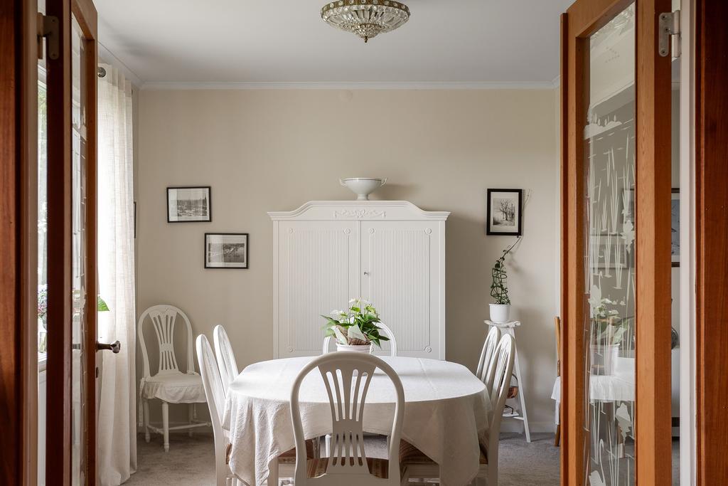 I vardagsrummet bakom de fina glasdörrarna finns plats för ett stort matbord att samla familj och vänner kring.