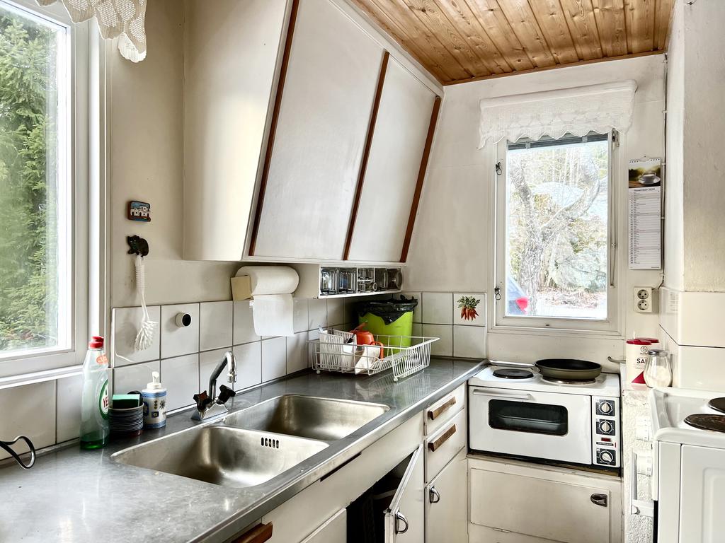 Enkelt kök som med fördel öppnas upp mot vardagsrummet vid renovering
