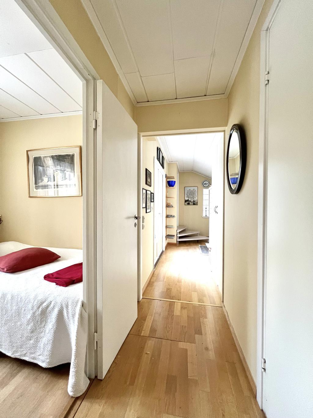 Inre hall med glimt mot sovrum och passage.  