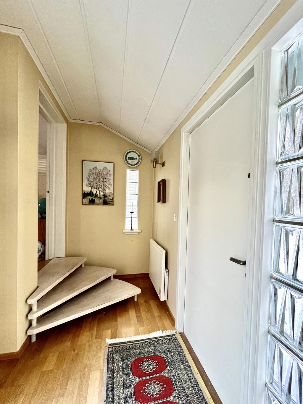 Ett par trappsteg leder upp till storstugan