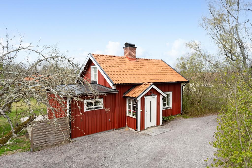 Framsida med 2020 års tillbyggnad till vänster