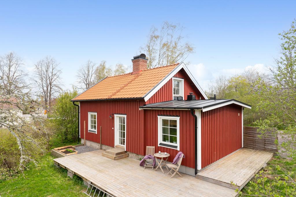  Baksida med altandäck i söder och väster