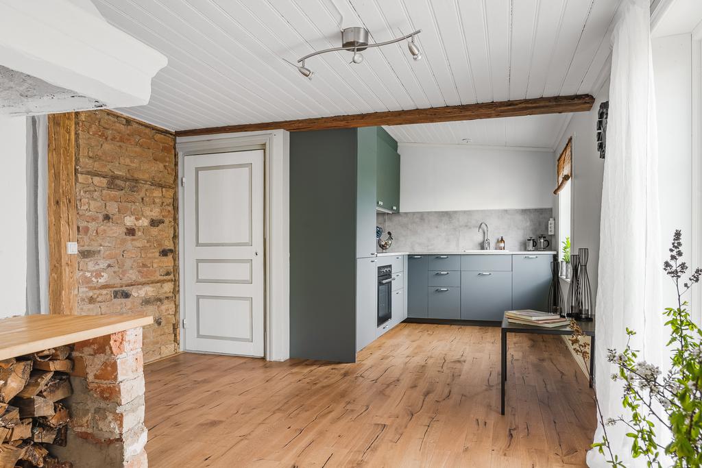 Gott om plats för matbord mellan kök och vardagsrum