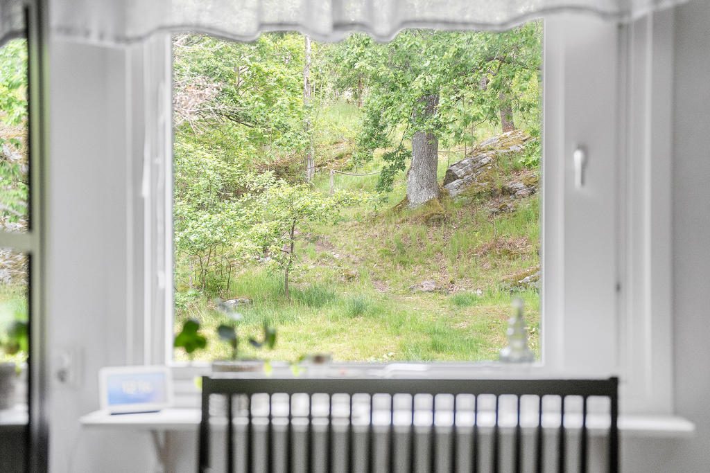 utsikt från köket mot skogsparti som ger en ombonad känsla